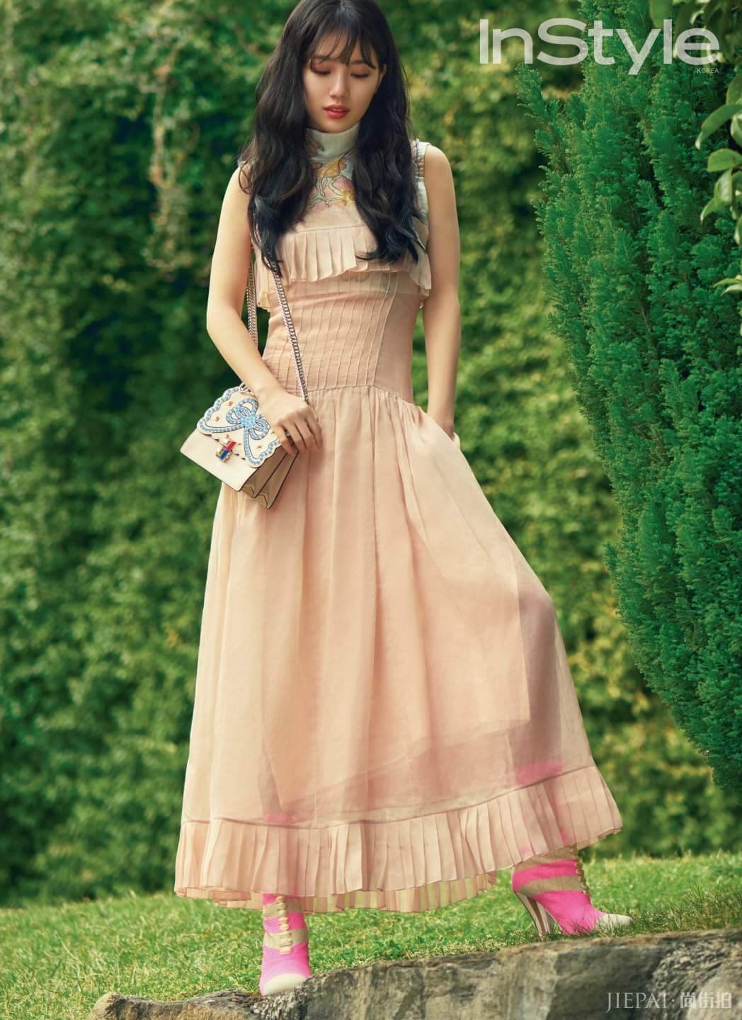 秀智登韩版《InStyle》4月号封面，谈歌手跨足演员的艰辛历程