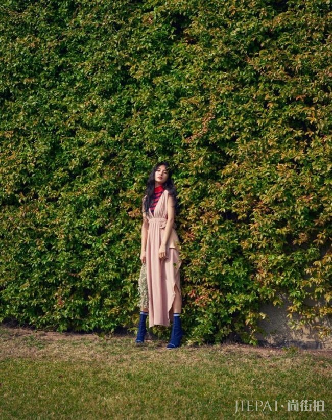 秀智登韩版《InStyle》4月号封面，谈歌手跨足演员的艰辛历程