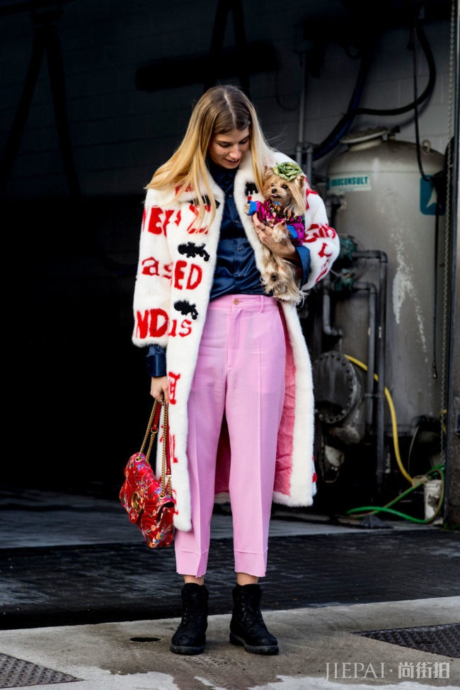 米兰时装周街拍中最受欢迎的品牌果然是「它」