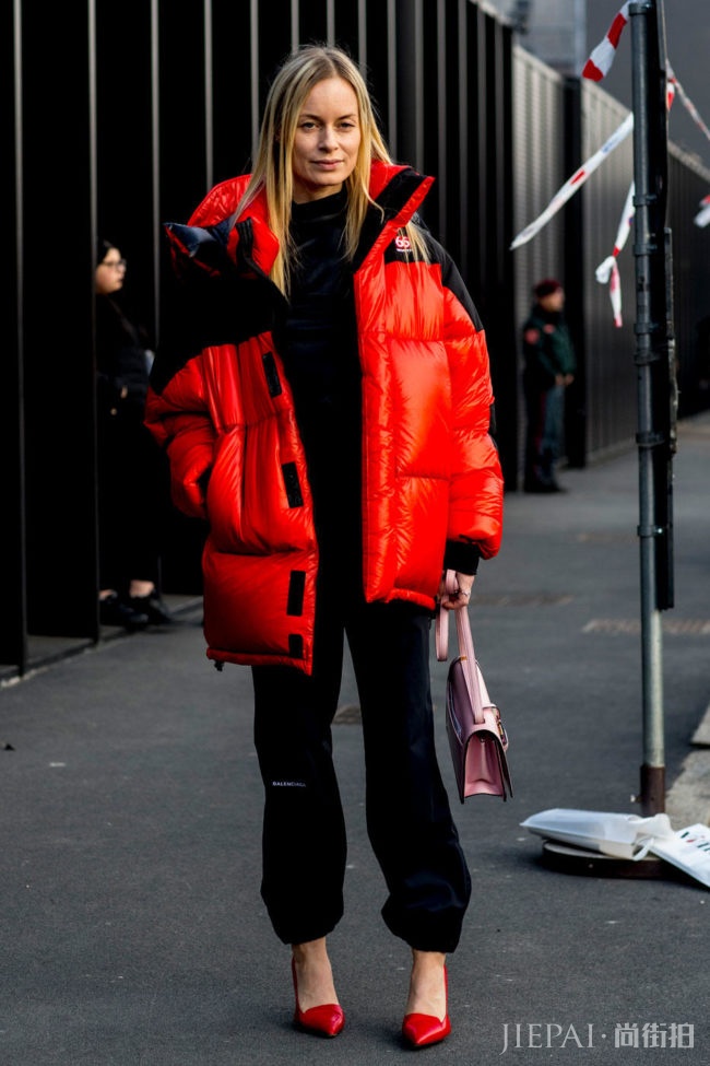 米兰时装周街拍中最受欢迎的品牌果然是「它」