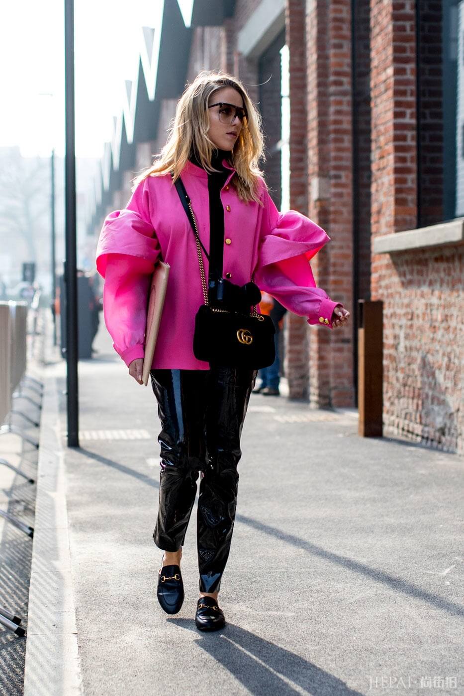 米兰时装周街拍中最受欢迎的品牌果然是「它」