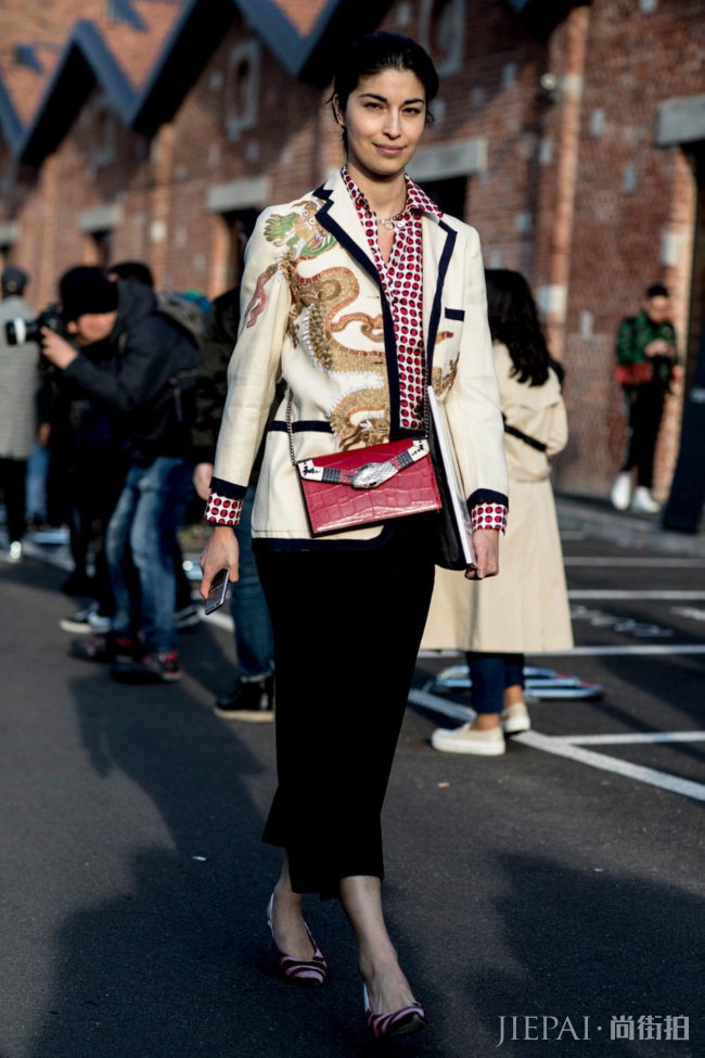 米兰时装周街拍中最受欢迎的品牌果然是「它」