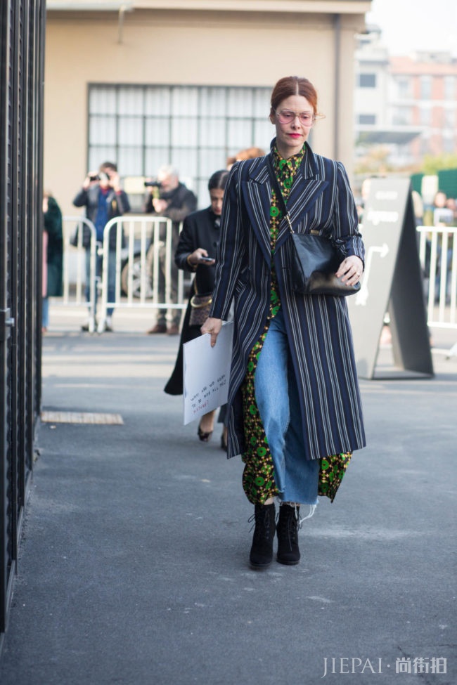 米兰时装周街拍中最受欢迎的品牌果然是「它」