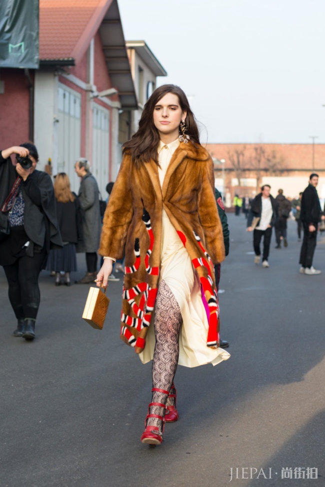 米兰时装周街拍中最受欢迎的品牌果然是「它」