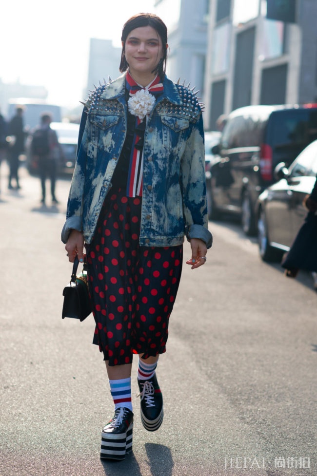 米兰时装周街拍中最受欢迎的品牌果然是「它」