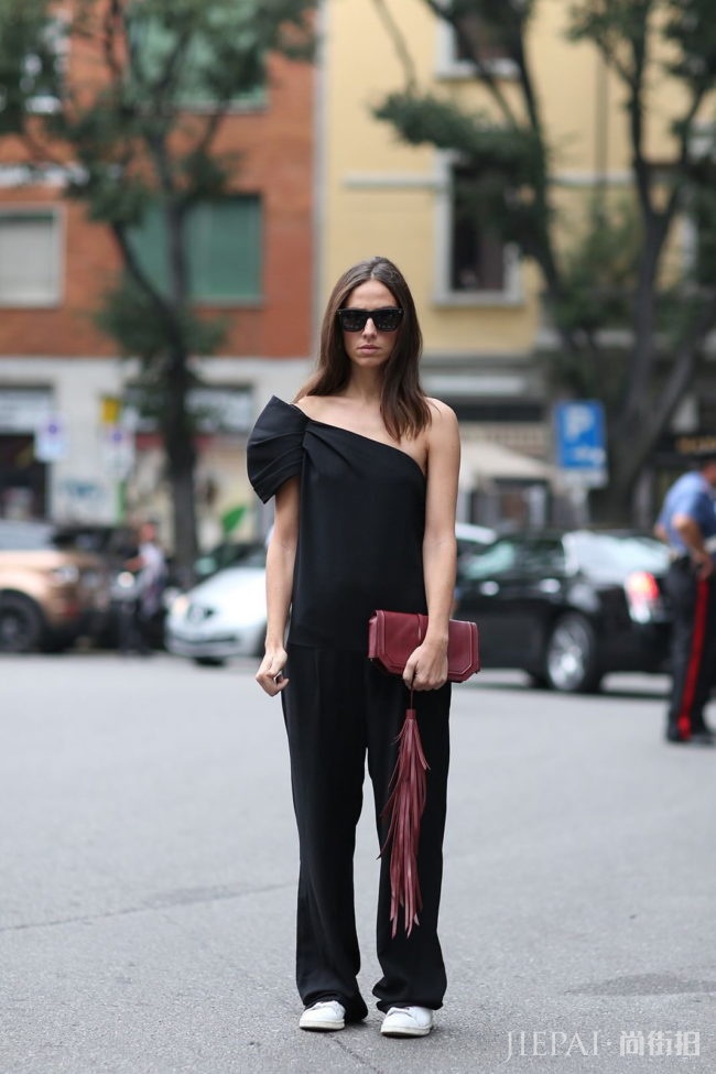 欧美街拍 让单肩拥有不对称性感
