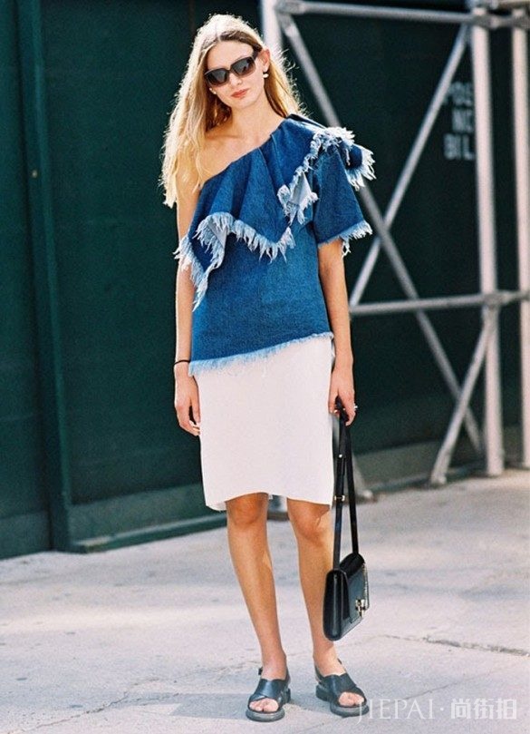 欧美街拍 让单肩拥有不对称性感