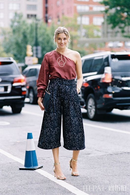 欧美街拍 让单肩拥有不对称性感