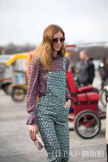 欧美潮女街拍 乱花迷眼的春天你需要这件单品