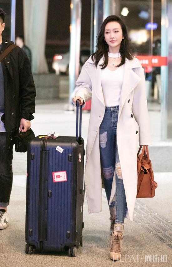 王鸥白色牛仔风衣清爽帅气 现身机场笑容甜美