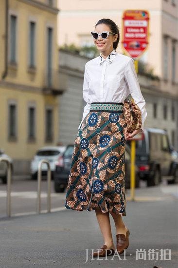 欧美潮女街拍 乱花迷眼的春天你需要这件单品