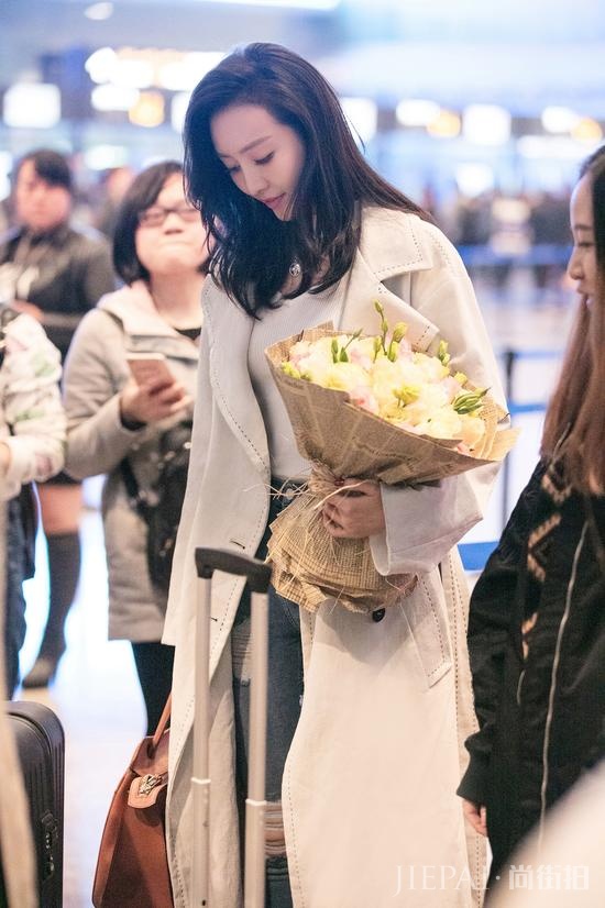 王鸥白色牛仔风衣清爽帅气 现身机场笑容甜美