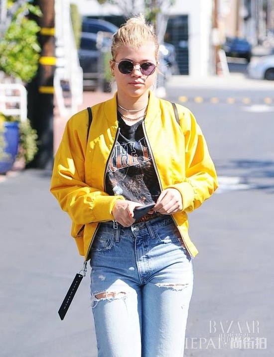 樱草黄显白自带打光板 白百何都争先穿成小黄人！