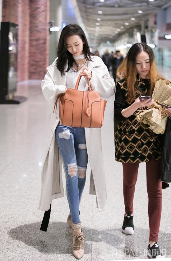 王鸥白色牛仔风衣清爽帅气 现身机场笑容甜美