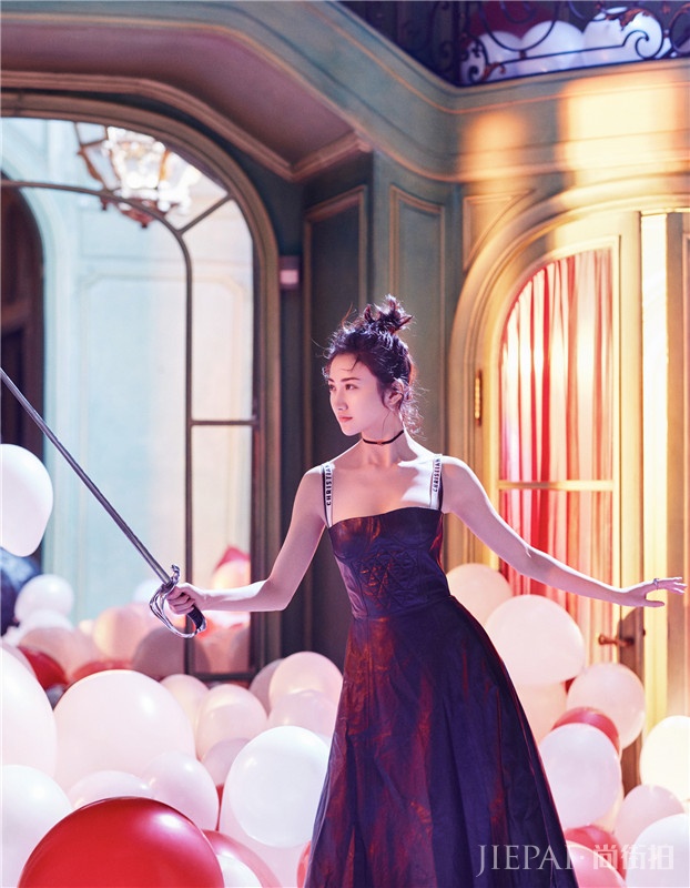 景甜手持长剑登上红秀封面 气场十足