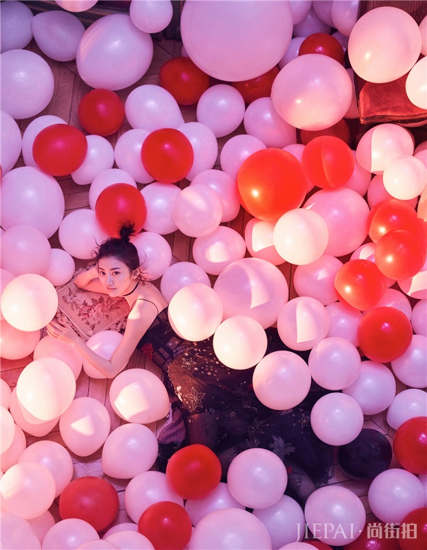 景甜手持长剑登上红秀封面 气场十足