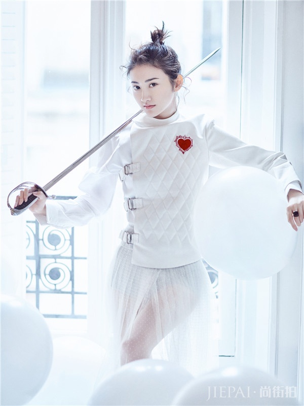景甜手持长剑登上红秀封面 气场十足