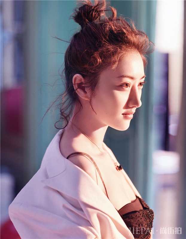 景甜手持长剑登上红秀封面 气场十足