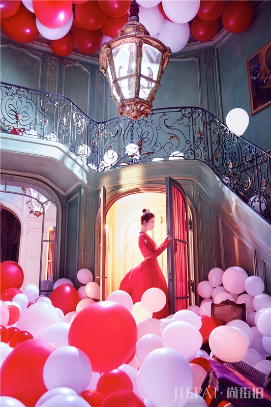 景甜手持长剑登上红秀封面 气场十足