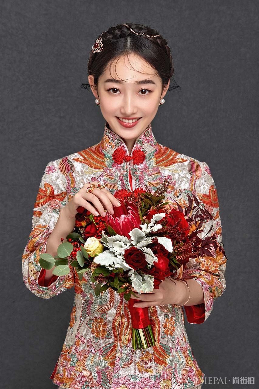 蒋梦婕化身古典新娘 气质温婉回眸含情