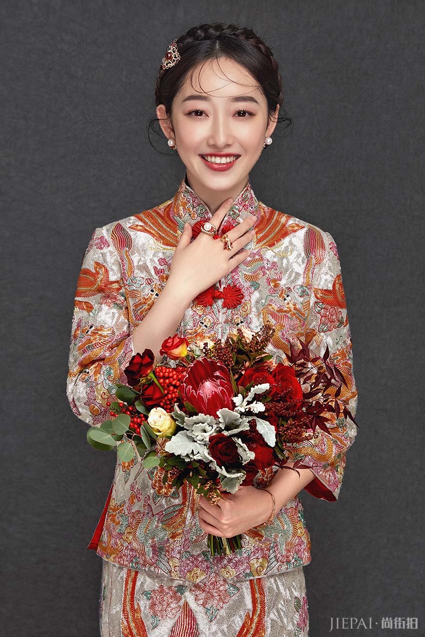 蒋梦婕化身古典新娘 气质温婉回眸含情