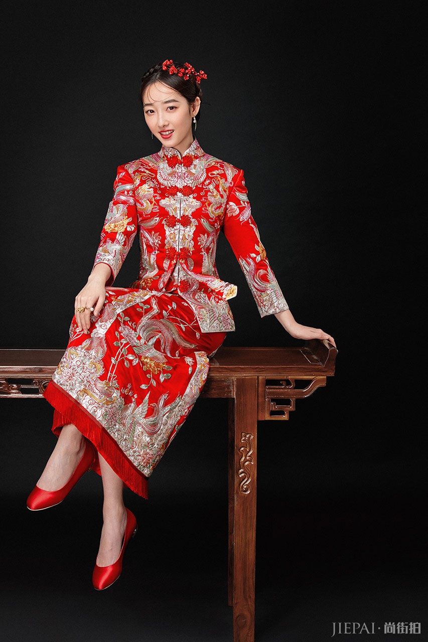 蒋梦婕化身古典新娘 气质温婉回眸含情