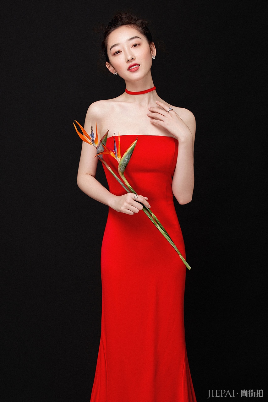 蒋梦婕化身古典新娘 气质温婉回眸含情