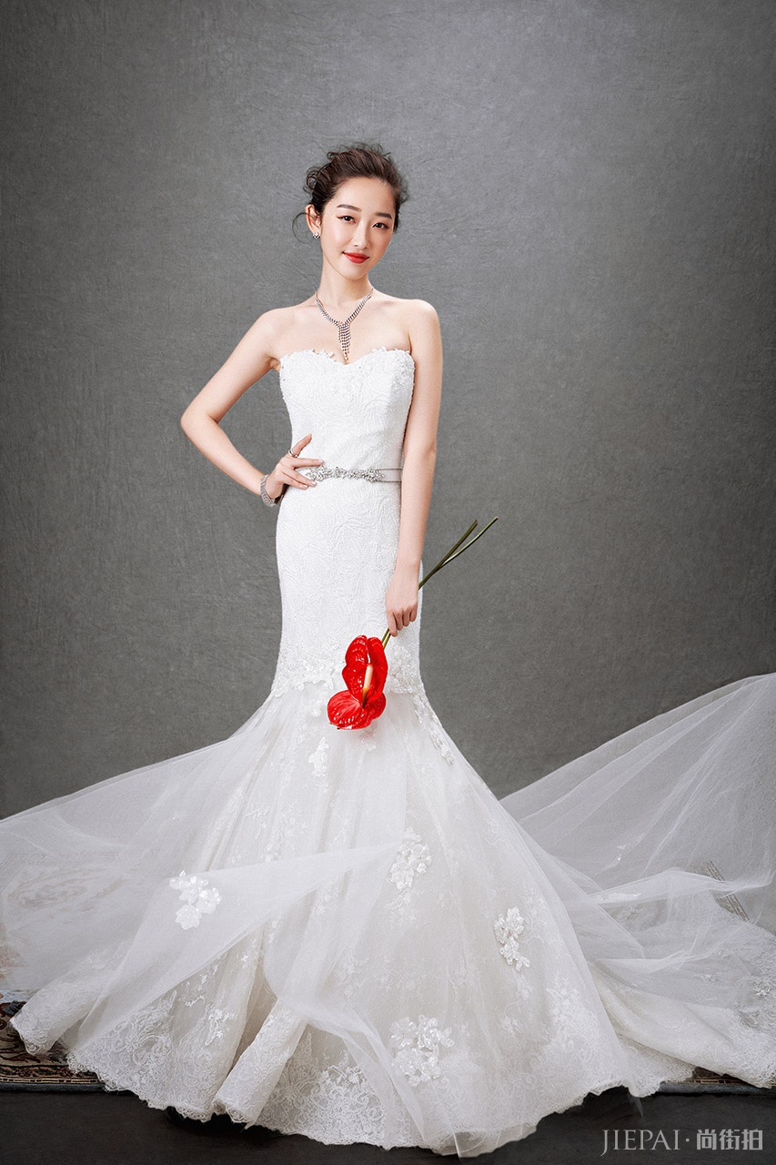 蒋梦婕化身古典新娘 气质温婉回眸含情