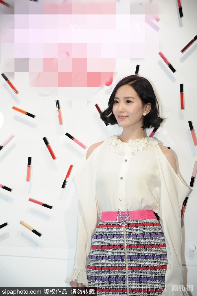 刘诗诗白衣露肩上衣搭配彩色条纹短裙 美！