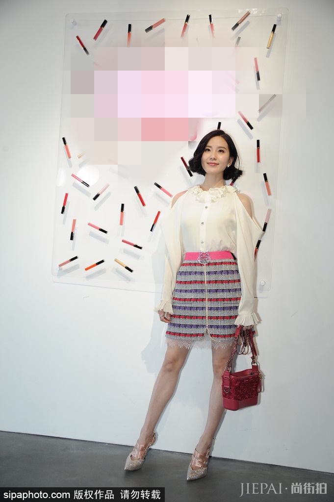刘诗诗白衣露肩上衣搭配彩色条纹短裙 美！