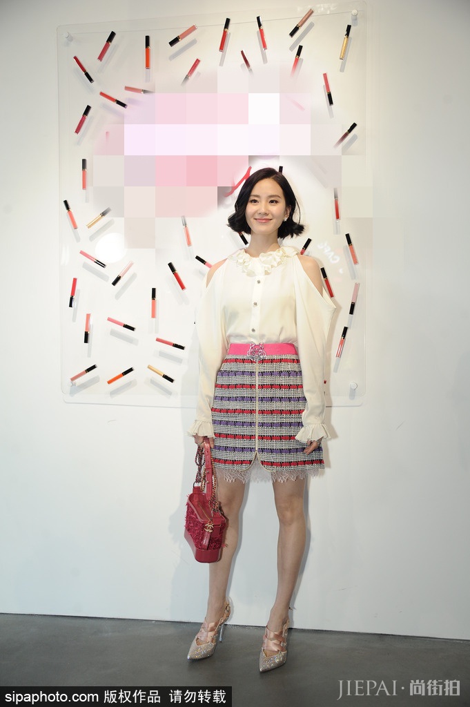 刘诗诗白衣露肩上衣搭配彩色条纹短裙 美！