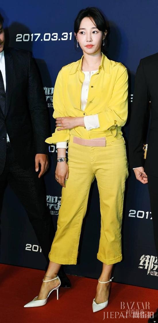 樱草黄显白自带打光板 白百何都争先穿成小黄人！