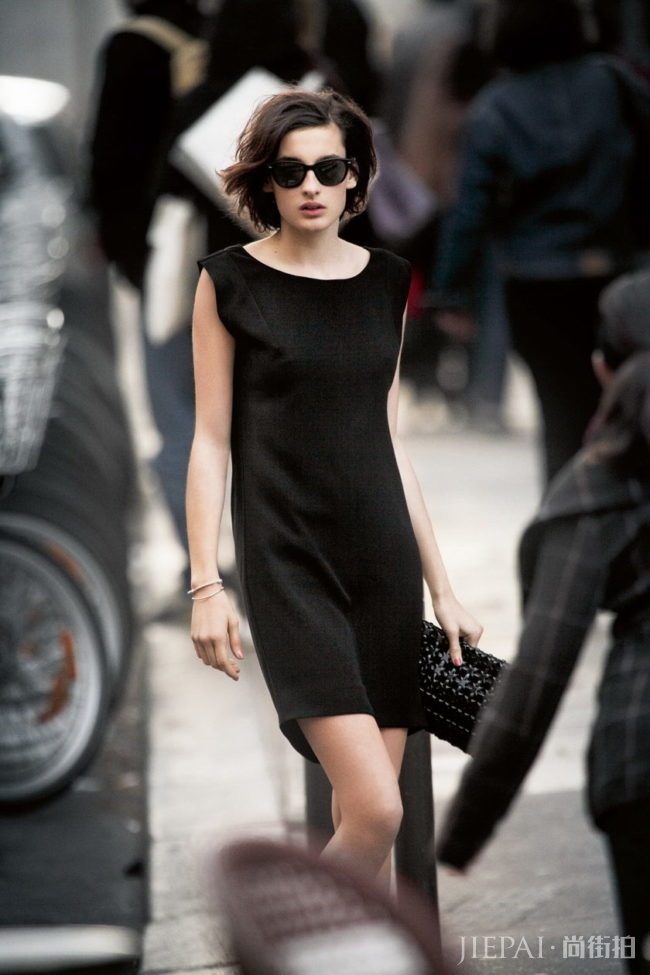 欧美街拍 小黑洋装穿搭让你的搭配更显层次