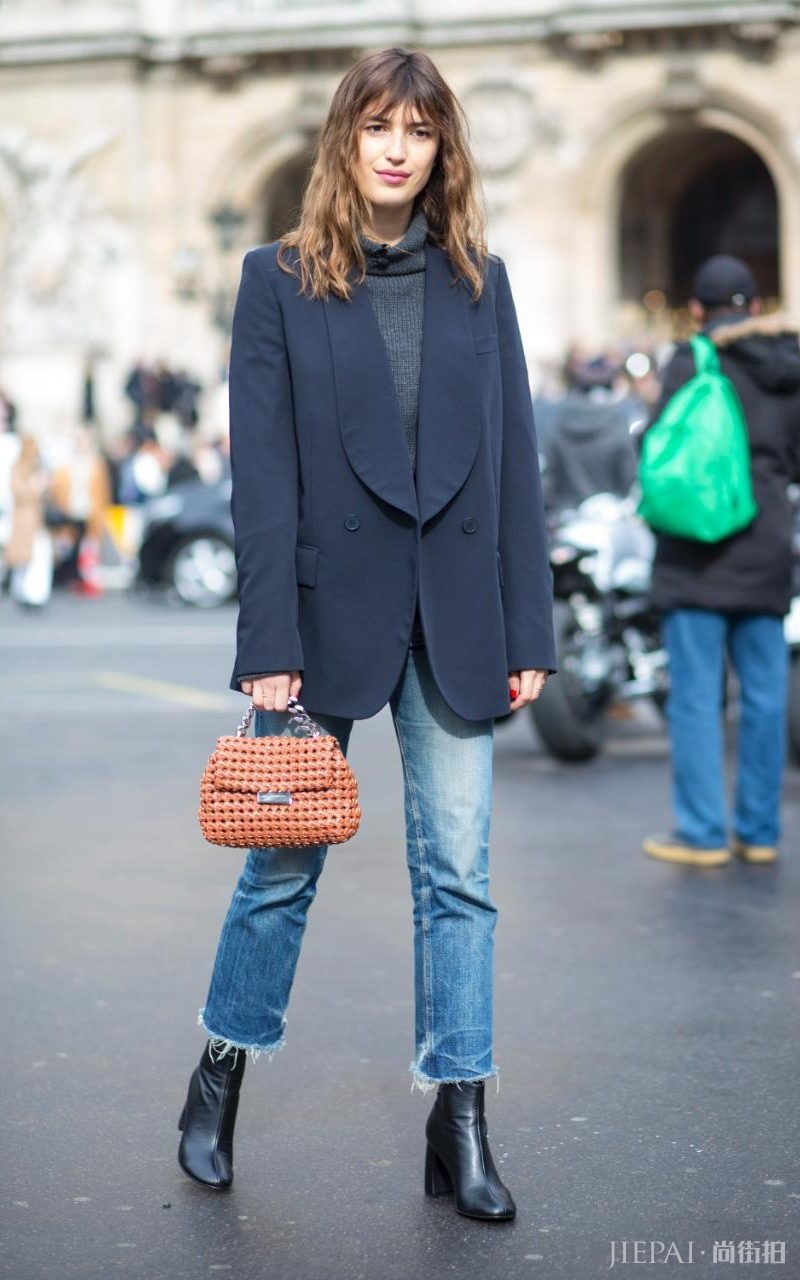 法国女生街拍 利用质感单品演绎优雅时髦牛仔裤穿搭