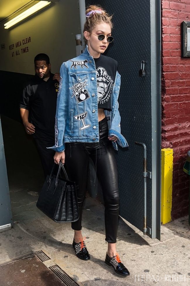 欧美街拍 看今年春夏牛仔外套这样穿才时髦