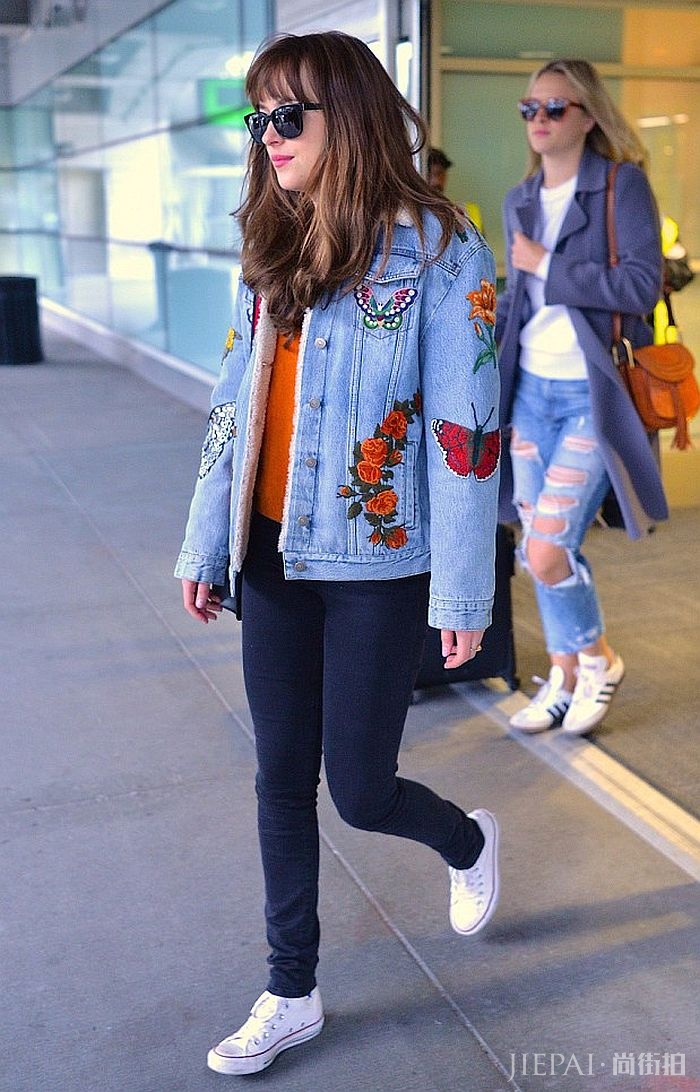欧美街拍 看今年春夏牛仔外套这样穿才时髦