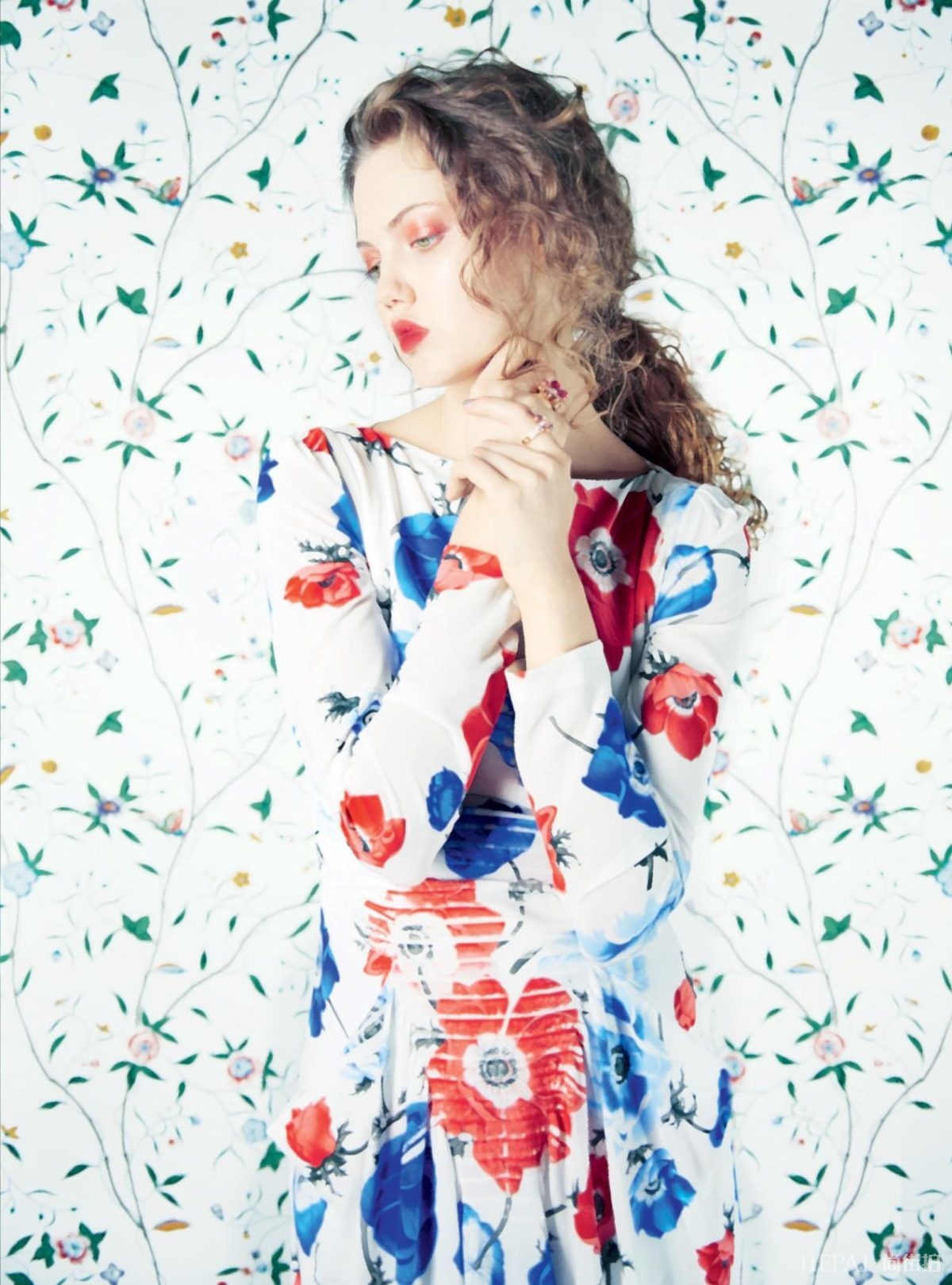 FASHION感受春天繁花盛开的神秘魔力：牙缝名模Lindsey Wixon担任《Harper’s Bazaar 》英国版5月号封面女郎