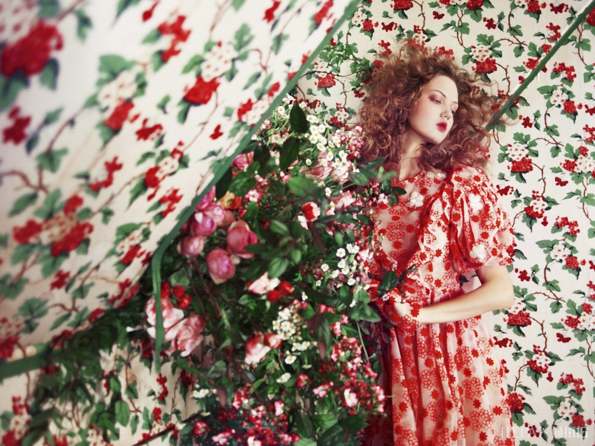 FASHION感受春天繁花盛开的神秘魔力：牙缝名模Lindsey Wixon担任《Harper’s Bazaar 》英国版5月号封面女郎