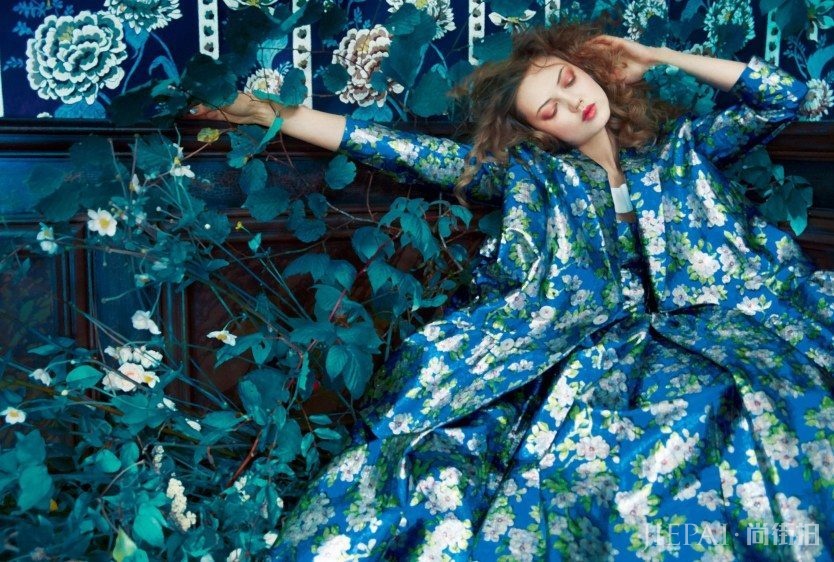 FASHION感受春天繁花盛开的神秘魔力：牙缝名模Lindsey Wixon担任《Harper’s Bazaar 》英国版5月号封面女郎