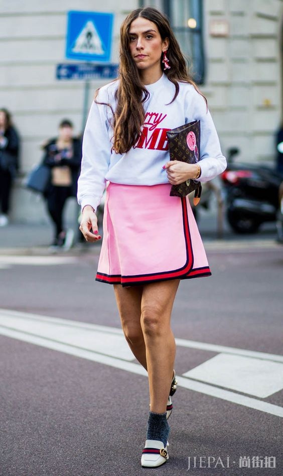 欧美潮女短裙街拍 看这些兼具性感与俏丽的穿搭法则吧