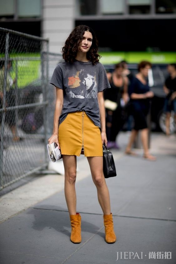 欧美潮女短裙街拍 看这些兼具性感与俏丽的穿搭法则吧