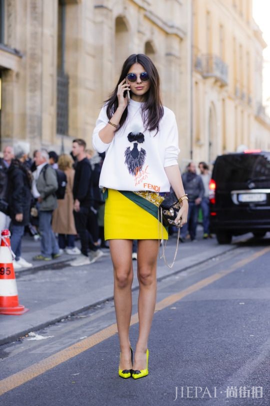 欧美潮女短裙街拍 看这些兼具性感与俏丽的穿搭法则吧