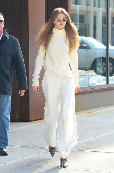 有效拉长身型比例！Gigi Hadid、Jessica Alba都爱穿白色阔脚裤