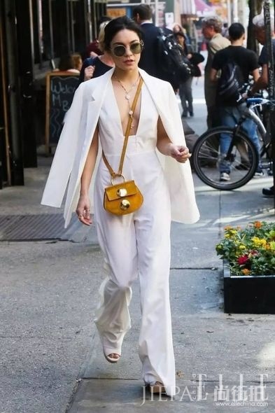 有效拉长身型比例！Gigi Hadid、Jessica Alba都爱穿白色阔脚裤