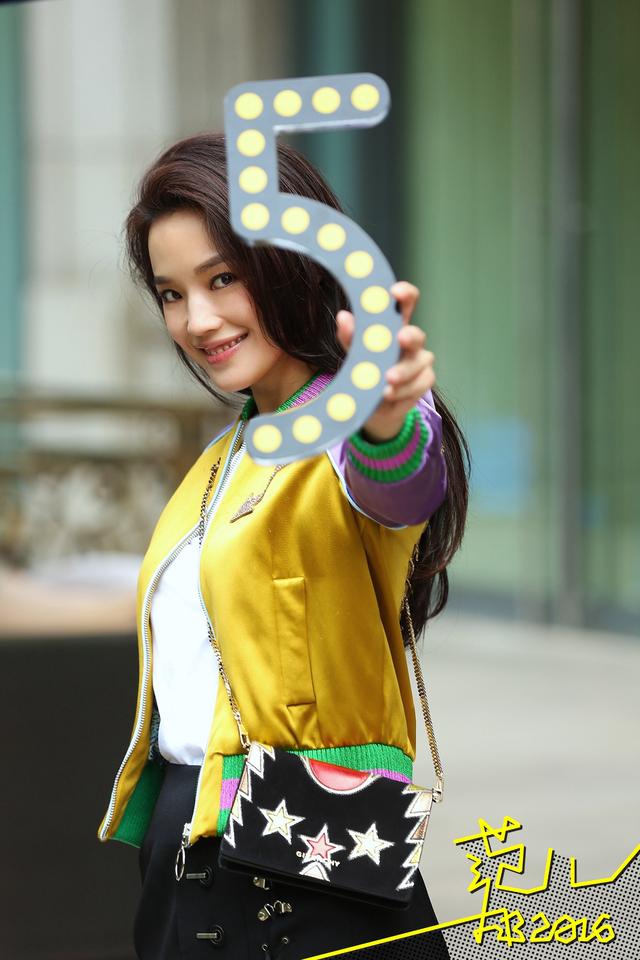 舒淇拍摄韩火火新书，夹克长裙献出街拍首秀