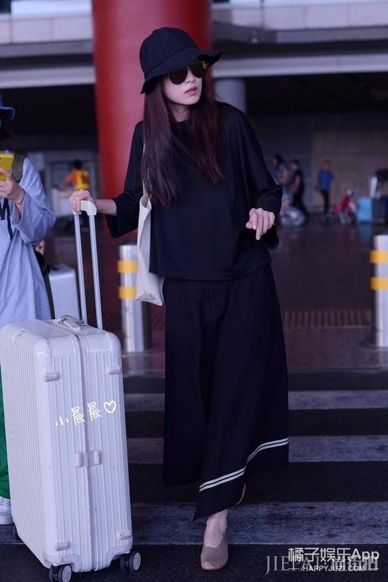 倪妮冷淡风机场街拍 简直就是街拍中的一股清流