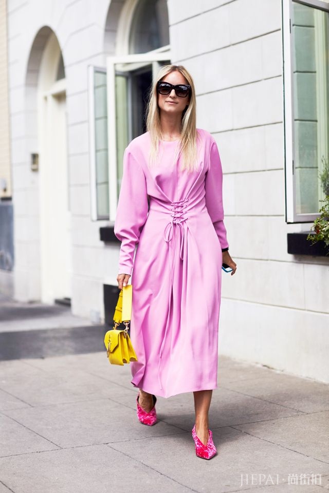 纽约时装周场外街拍，时髦人士都爱穿摩登桃粉色