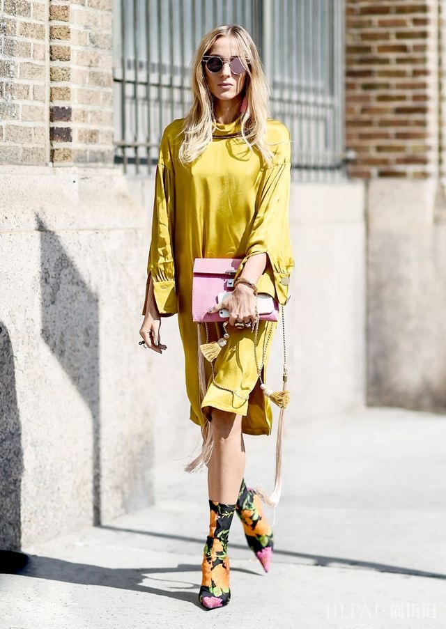 纽约时装周场外街拍，时髦人士都爱穿摩登桃粉色