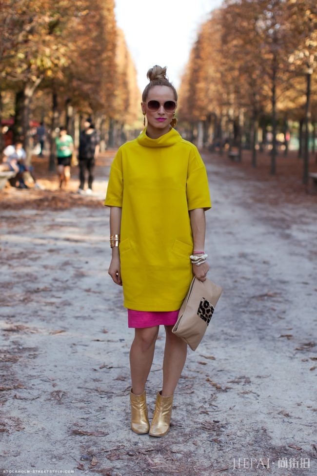 纽约时装周场外街拍，时髦人士都爱穿摩登桃粉色