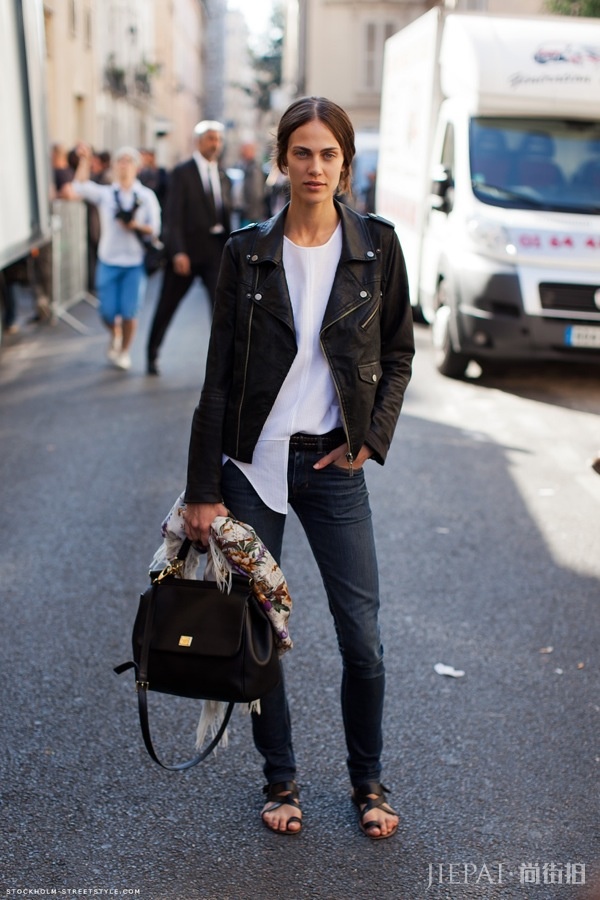 Paris vs. NYC：纽约与巴黎女生的「基本款」穿搭很不同，你更向往哪个风格？